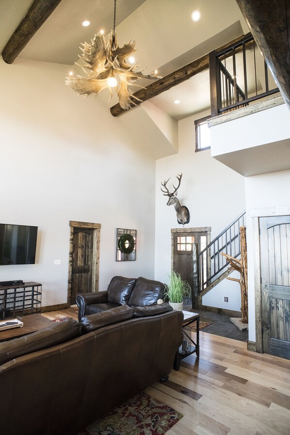 TV connectée, cheminée, lecteur de DVD, table de tennis de table