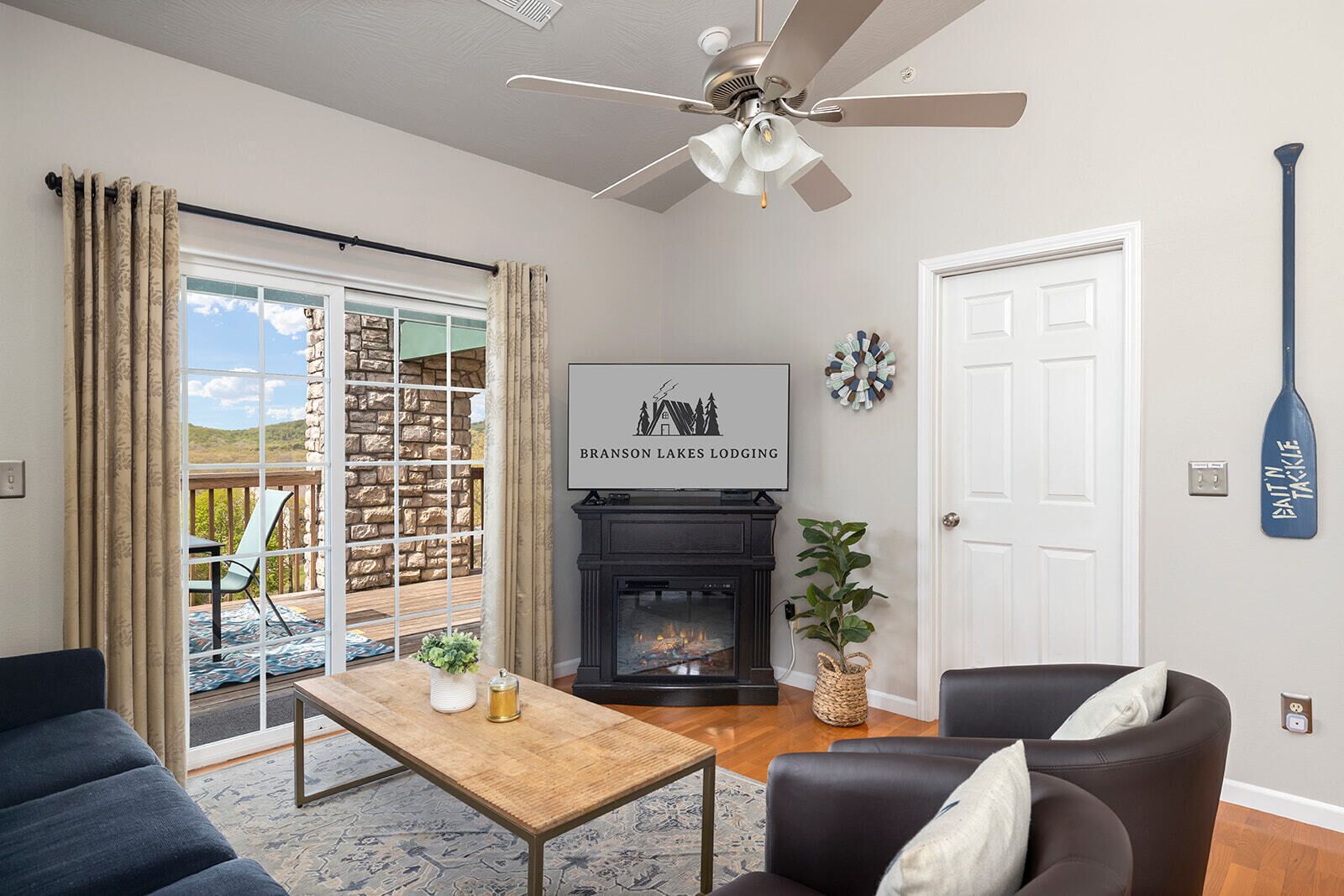 TV connectée, cheminée, chaîne hi-fi