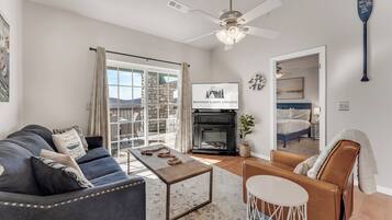 Smart-tv, een open haard en een stereo