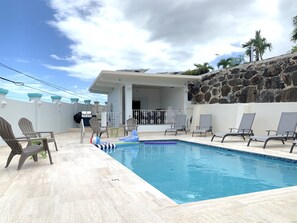 Utendørsbasseng og et oppvarmet basseng