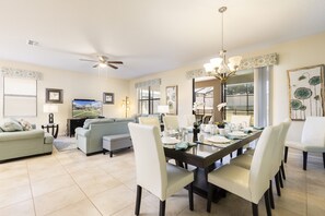 Dining - The Serenity Estate! Sleeps 19 - Golf, DISNEY, Universal, & More! (Davenport)