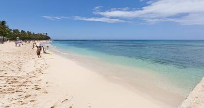 Waikiki Banyan 16th Floor Suite - Ocean View, Full Kitchen, Sleeps 4