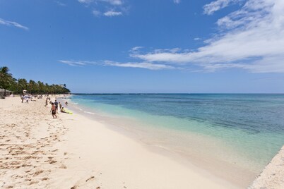 Waikiki Banyan 16th Floor Suite - Ocean View, Full Kitchen, Sleeps 4