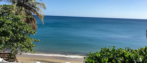 Beach nearby, sun loungers, beach towels