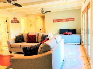 Smart TV, fireplace, video games, stereo - Sunshine Haus, Sleeps up to 14,  Hot Tub, Pool, Walk to Main Street, 2 firepls (Fredericksburg)