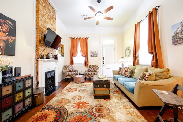 Smart-tv, bøger, stereoanlæg