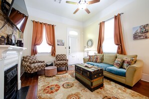 Smart-tv, bøger, stereoanlæg