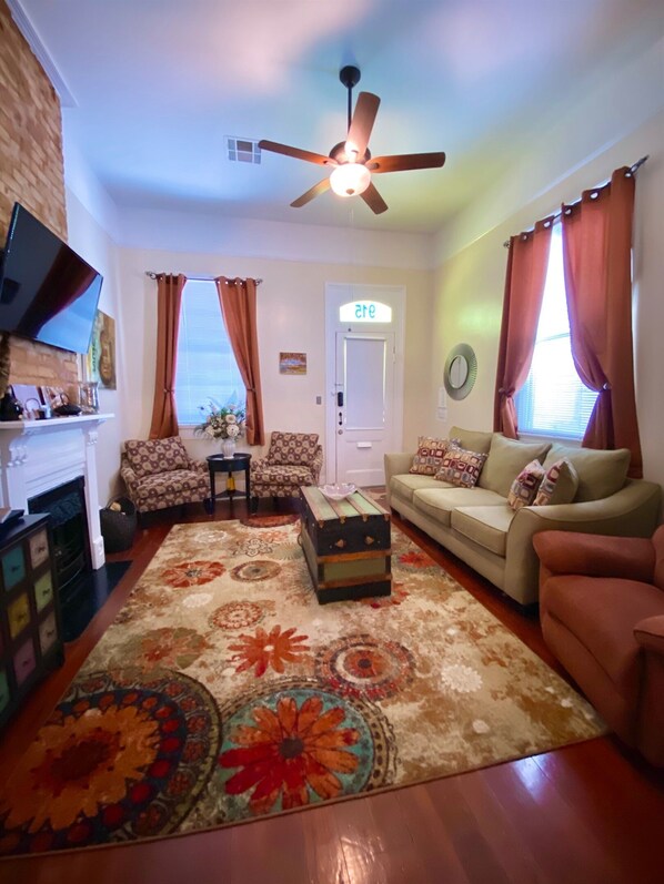 Smart TV, books, stereo