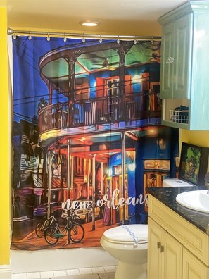 Kombination af bruser/badekar, hårtørrer, håndklæder