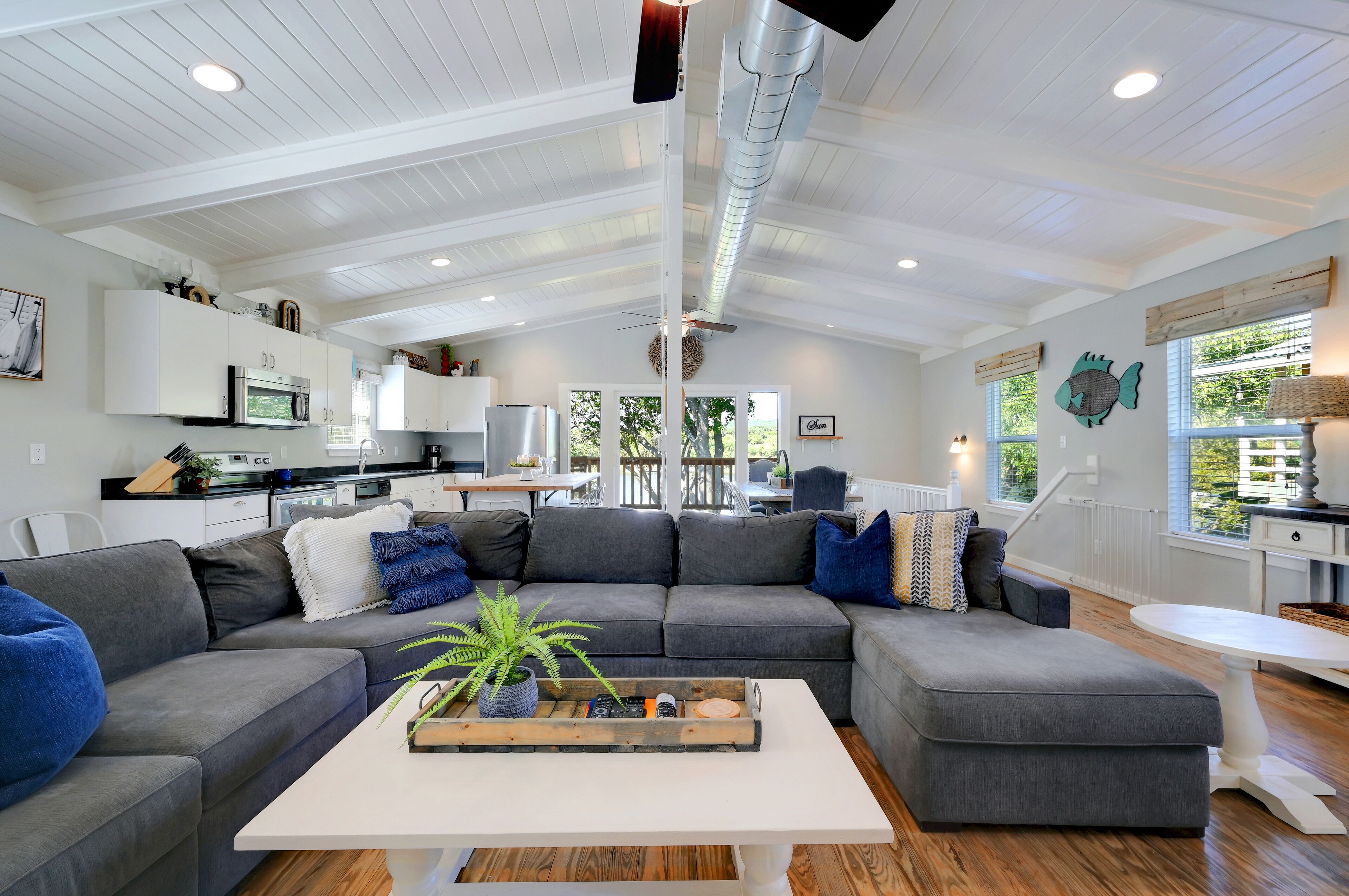 Smart-tv, een dvd-speler, boeken en een filmbibliotheek