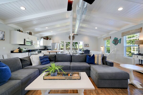 Smart TV, DVD player, books, video library - SUMMER READY NEW TIKI BAR - HUGE DOCK, Rope Swing Open Water
Cozy and updated (Burnet)