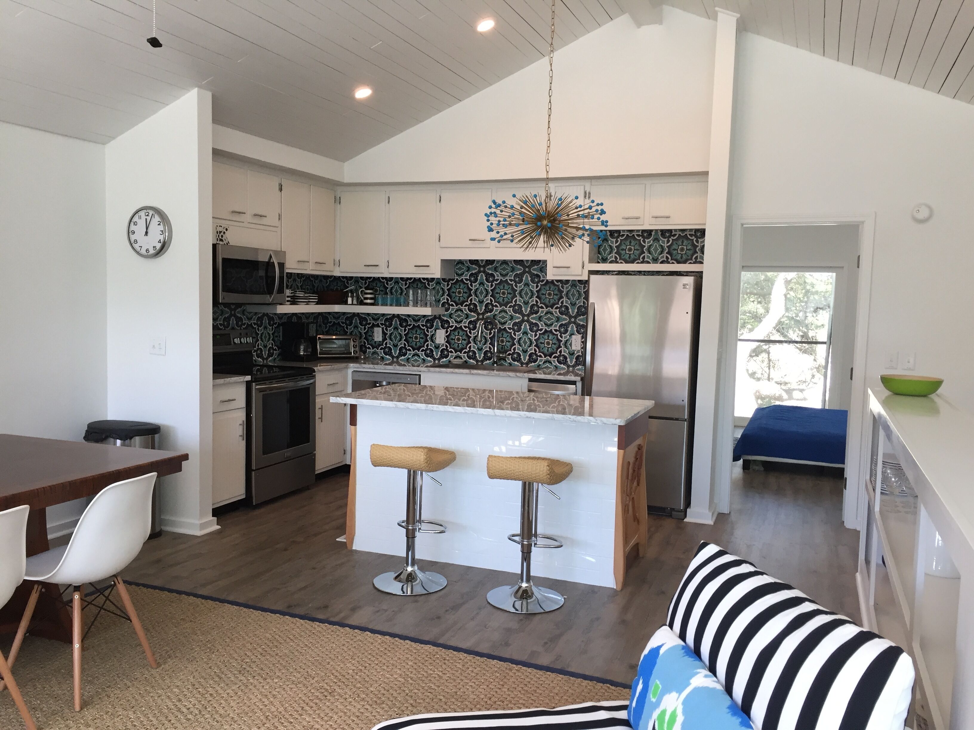 JULY 28 - AUG 31 - 10% DISCOUNT! Coastal Lakefront/Private Beach!!