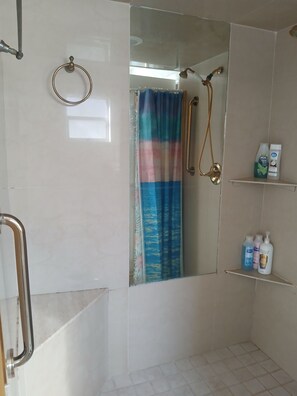Dusche, Haartrockner, Handtücher, Seife
