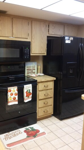 Refrigerador, microondas, horno y parrilla de estufa 