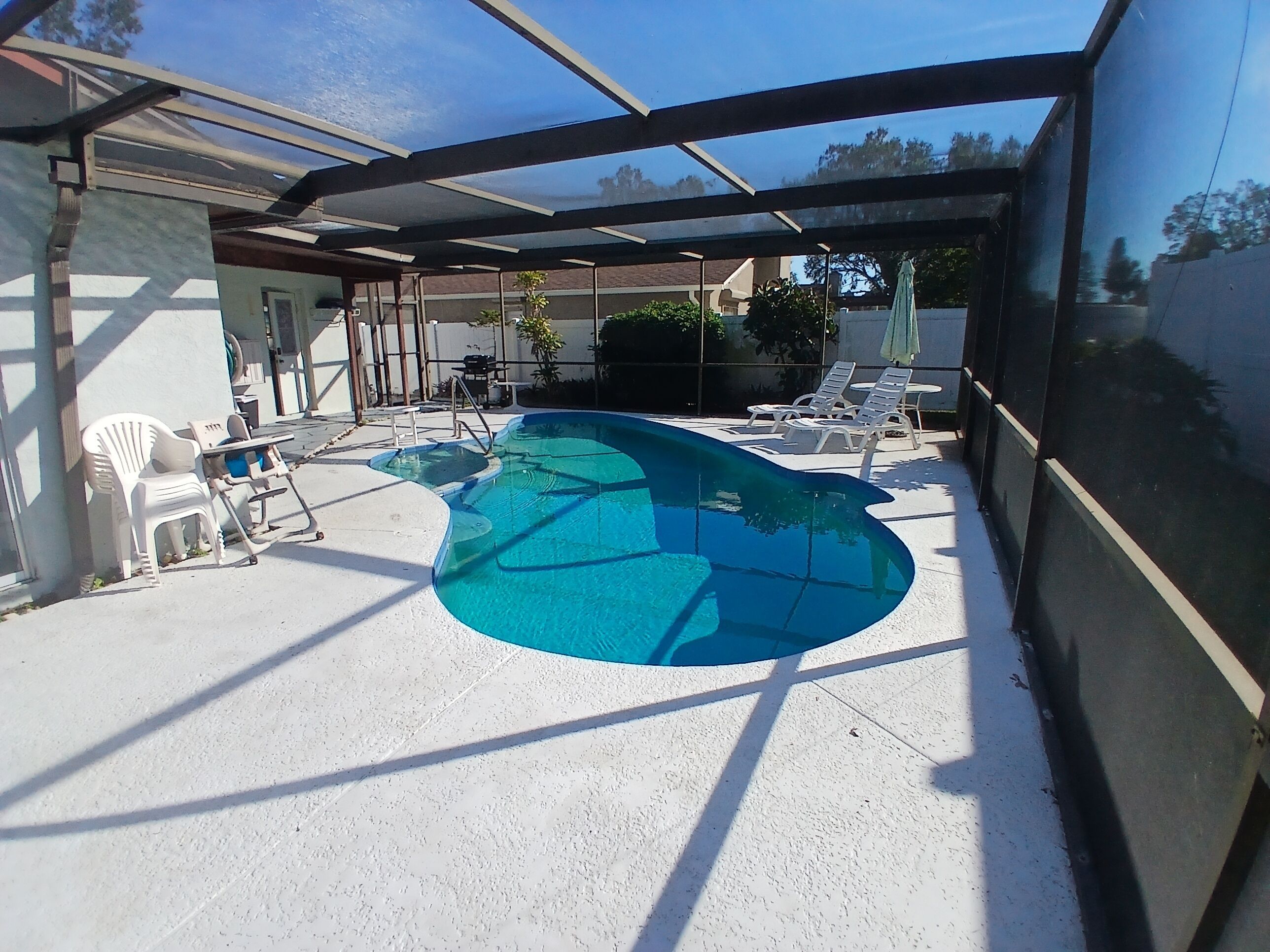 Een buitenzwembad en een verwarmd zwembad