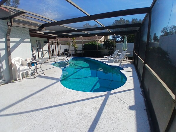 Alberca al aire libre y alberca climatizada