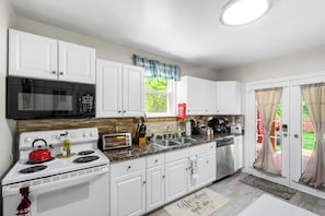 Kylskåp, mikrovågsugn, ugn och spishäll