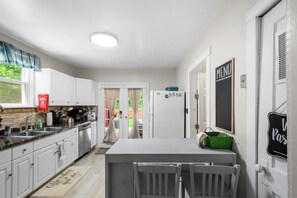 Kylskåp, mikrovågsugn, ugn och spishäll