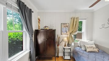 2 bedrooms, desk, iron/ironing board, WiFi