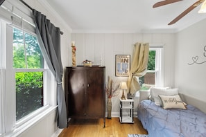 2 bedrooms, desk, iron/ironing board, WiFi