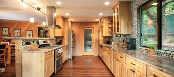 Bison Lodge For Quiet Contemplation, Modern Conveniences, AC/Wifi & Pets