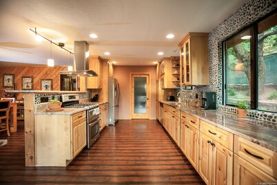 Bison Lodge For Quiet Contemplation, Modern Conveniences, AC/Wifi & Pets