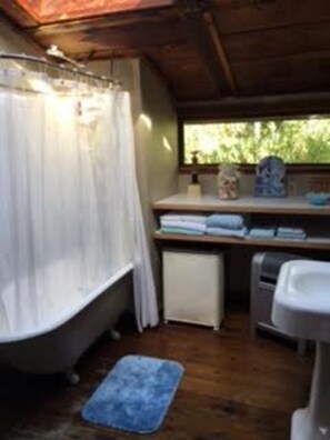 Combined shower/bathtub, hair dryer, towels, soap
