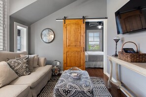 Smart TV, lareira, livros