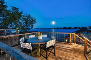 Outdoor dining - Private, Lake-Front, Guest Suite on Lake Granbury, near downtown! (Granbury)