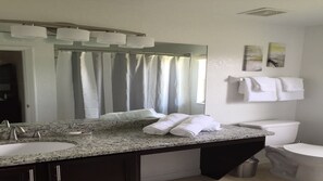 Haartrockner, Handtücher, Seife, Toilettenpapier