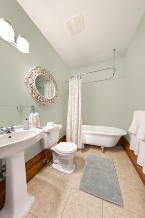 Duschwanne, Haartrockner, Handtücher, Seife