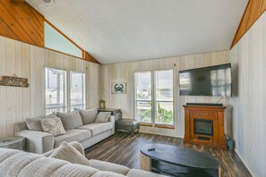 Smart-TV, peis, DVD-spiller og filmbibliotek