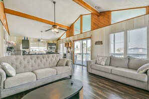 Smart TV, fireplace, DVD player, video library - Sea Isle Charmer - Close to Amenities  - Pets OK (Galveston)