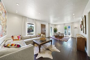 Een smart-tv, een dvd-speler, boeken en een filmbibliotheek