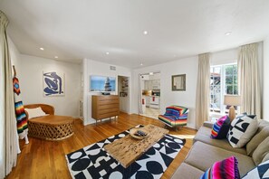 Een smart-tv, een dvd-speler, boeken en een filmbibliotheek