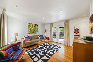 Una Smart TV, un reproductor de DVD, libros, una videoteca