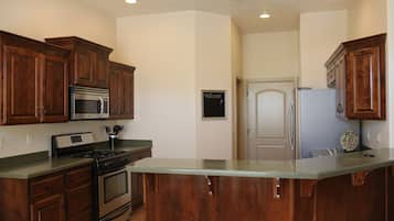 Geladeira, micro-ondas, fogão, cooktop