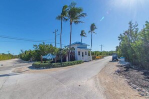 Exterior - Bright & Sunny Suite w/ Magnificent Ocean Views (Tavernier)