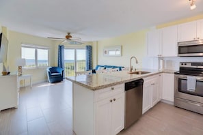 Fridge, microwave, oven, stovetop - Bright & Sunny Suite w/ Magnificent Ocean Views (Tavernier)