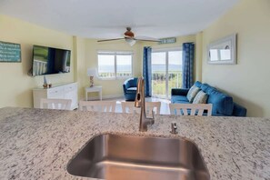 Smart TV, DVD player, books, stereo - Bright & Sunny Suite w/ Magnificent Ocean Views (Tavernier)