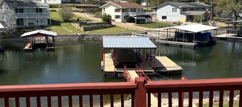 Direkt am Wasser mit eigenem Dock, haustierfreundliches flaches Grundstück, rollstuhlgerecht!