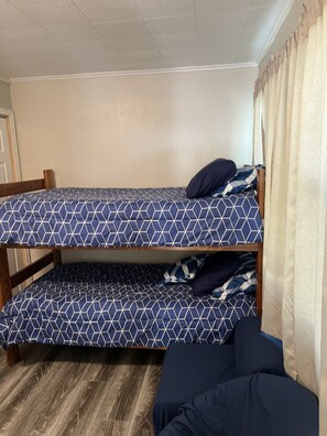 6 chambres, fer et planche à repasser, Wi-Fi, draps fournis