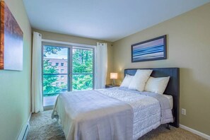 2 habitaciones, escritorio, tabla de planchar con plancha y wifi gratis 