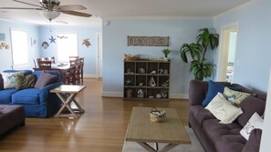 Smart TV, lettore DVD, libri, videoteca