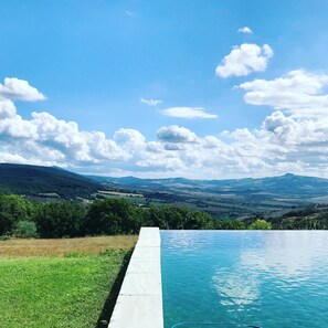 Outdoor pool - Iperbole country house, between Pienza and Montepulciano  (Monticchiello)