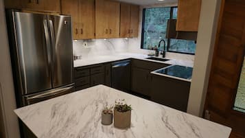 Geladeira, micro-ondas, fogão, cooktop