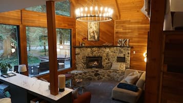 Smart TV, chimenea, libros y servicios de streaming