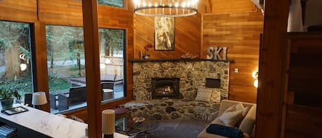 Smart-TV, Kamin, Bücher, Streaming-Dienste