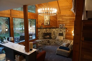 Smart TV, fireplace, books, streaming services