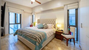 2 soveværelser, pengeskab på værelset, skrivebord, strygejern/strygebræt